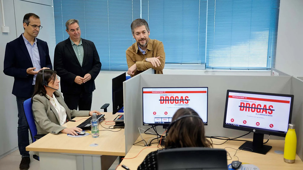 Miguel Ángel García en su visita al 012