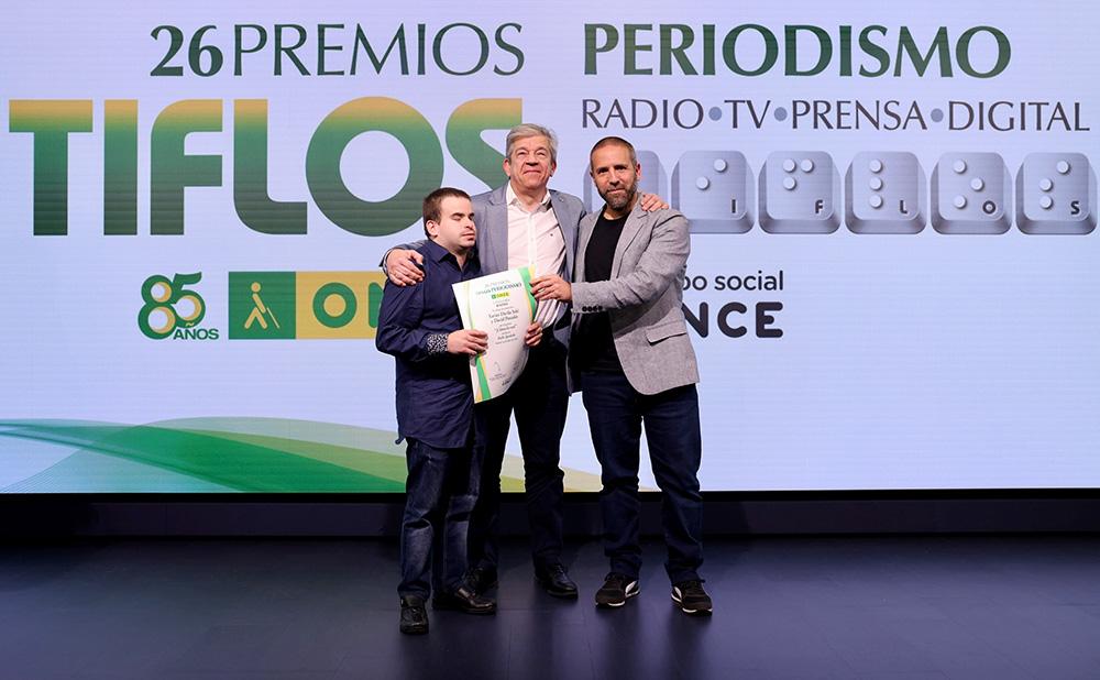 David Panadés y Xavier Dàvila reciben la mención de Radio, entregada por Antonio Mayor, en el centro de la imagen