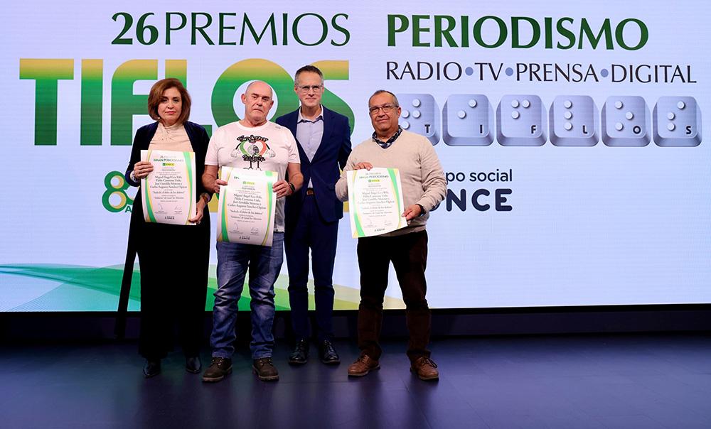 El equipo de Solidarios recoge el galardón de manos de Fernando Riaño