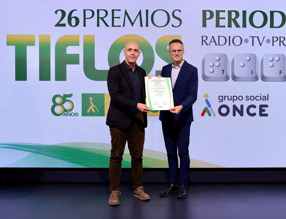 Quico Alsedo recoge el diploma de manos de Fernando Riaño