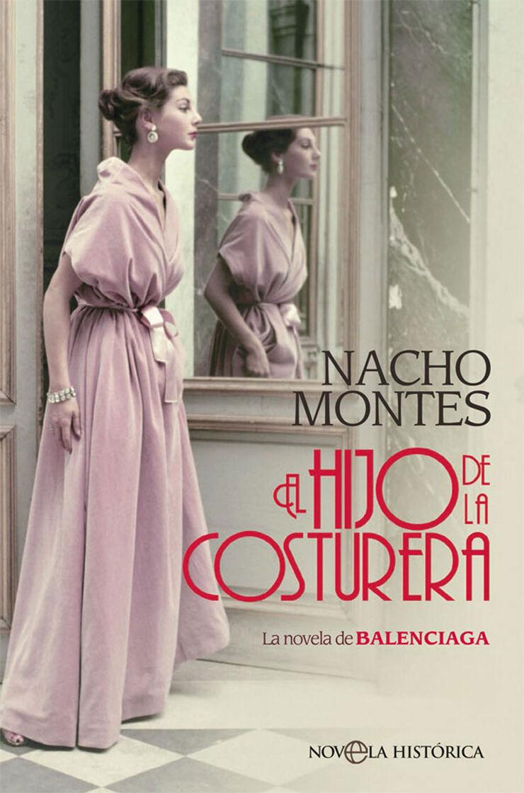 La ilustración, en este caso, se identifica con una fotografía de la modelo británica Fiona Campbell-Walter, portando un diseño de Cristóbal Balenciaga, que fue publicada en la cubierta del número de noviembre de 1952 de la revista estadounidense de moda Vogue. Dicha mujer aparece de pie, junto a una gran ventana de dos hojas con marco blanco, a través de la cual se refleja su imagen. Está mirando hacia su derecha, con una expresión seria y contemplativa. Lleva un vestido de alta costura de color malva o rosa claro, con mangas cortas abullonadas, cintura ceñida, adornada con un lazo del mismo tejido del vestido (que cae sutilmente), y una falda larga que llega hasta el suelo, cubriendo sus zapatos, de los cuales sólo se vislumbra una pequeña parte del pie que asoma hacia adelante. Su maquillaje es conservador, con labios prominentes y cejas bien definidas. Luce una joyería discreta, pero distinguida; concretamente, un brazalete o pulsera, en su muñeca izquierda, y pendientes de brillantes. La pose de la mujer y la manera en que sostiene la cabeza hacia arriba le dan un aire de sofisticación y elegancia. Su cabello está recogido en un moño bajo con ondas suaves que enmarcan su rostro y acentúan su perfil. El entorno sugiere que se encuentra en un interior antiguo y refinado, con paredes desgastadas que contrastan con el suelo de mármol a cuadros en blanco y negro. La atmósfera general presenta una estética clásica, evocando la moda y el estilo de mediados del siglo XX. La luz natural que entra por la ventana suaviza toda la escena y complementa el tono pálido del vestido.