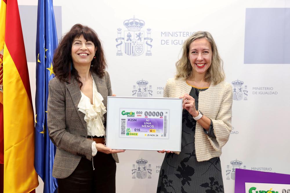 Ana Redondo y Patricia Sanz posan con la imagen del cupón