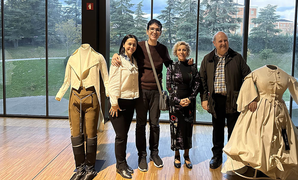 Foto de familia de los participantes en la tertulia junto algunas de las réplicas de los vestidos