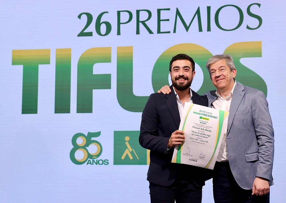 Manu Sola recoge el premio de manos de Antonio Mayor