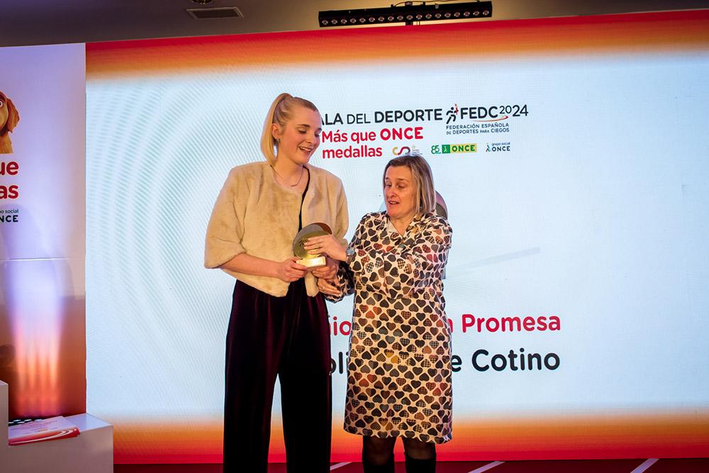 Carolina Yuste recoge el galardón