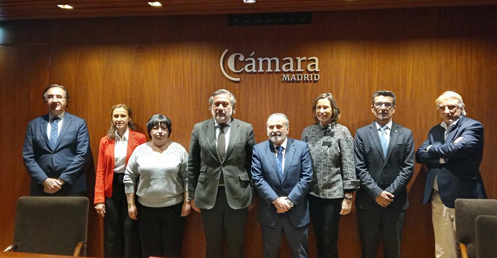 Foto de familia de los participantes en la firma