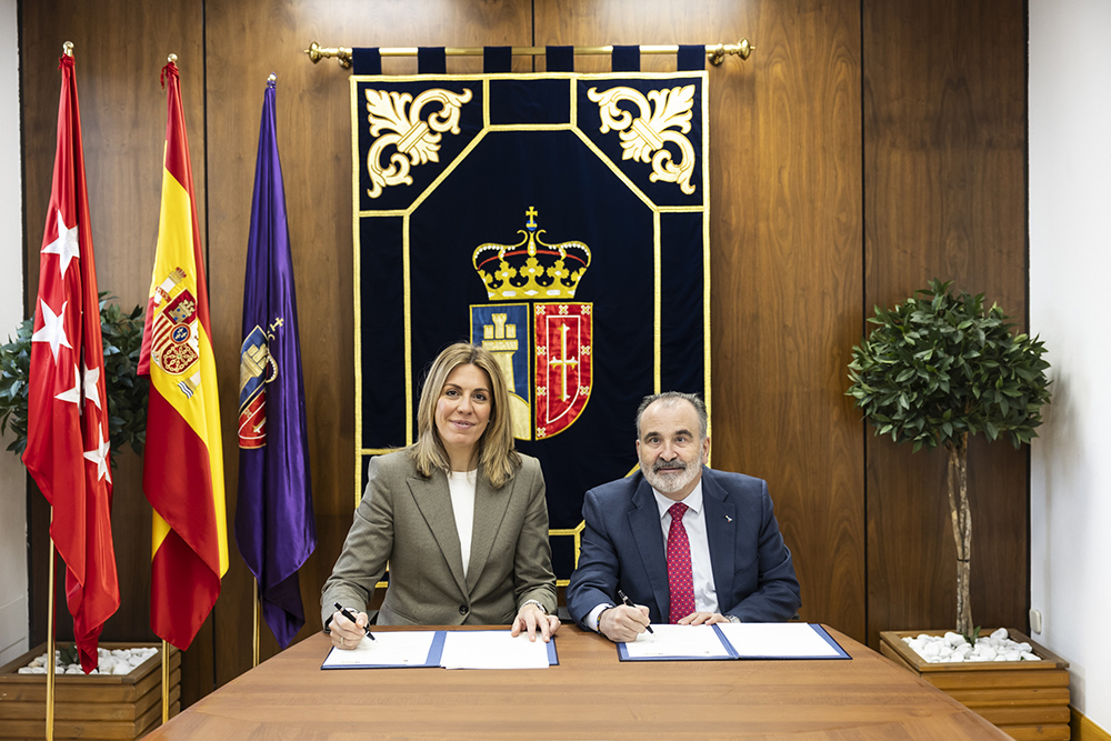 La alcaldesa y el delegado posan en el momento de la firma del convenio