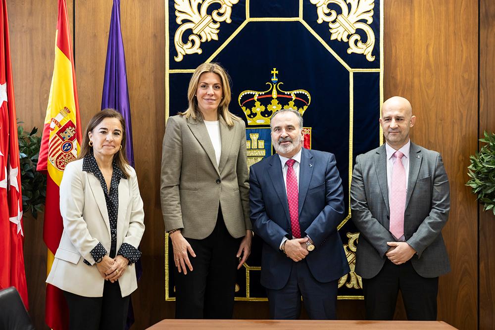 Foto de familia de los participantes en el acto de firma