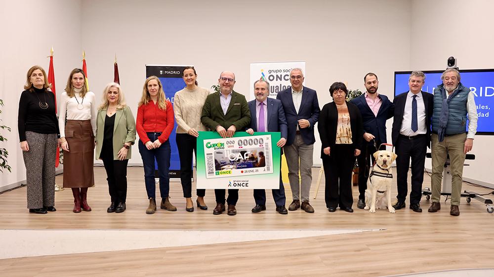 Foto de familia de los participantes en la presentación del cupón