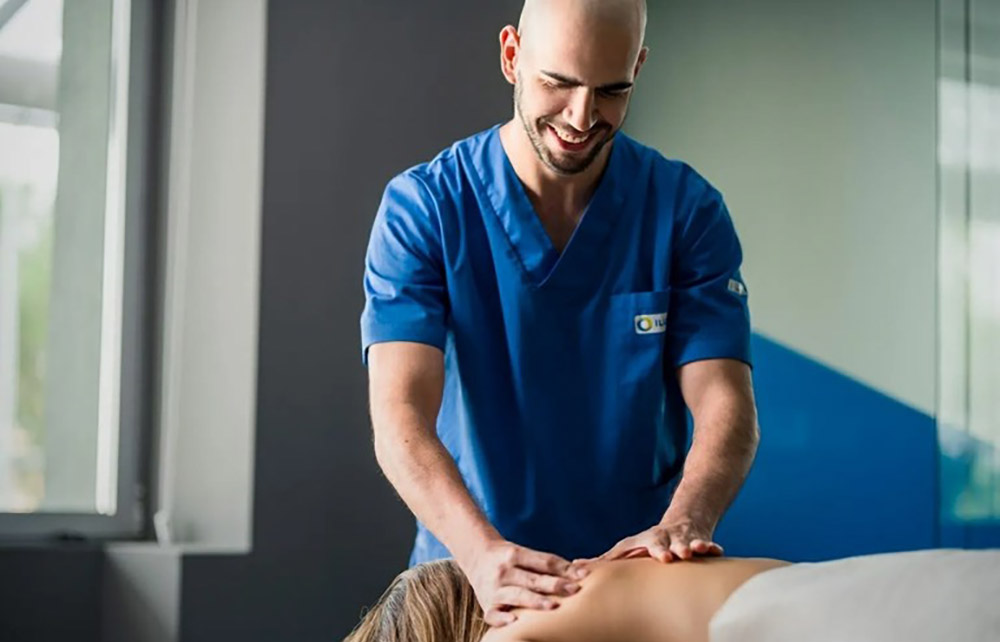 Un fisioterapeuta atendiendo a su paciente