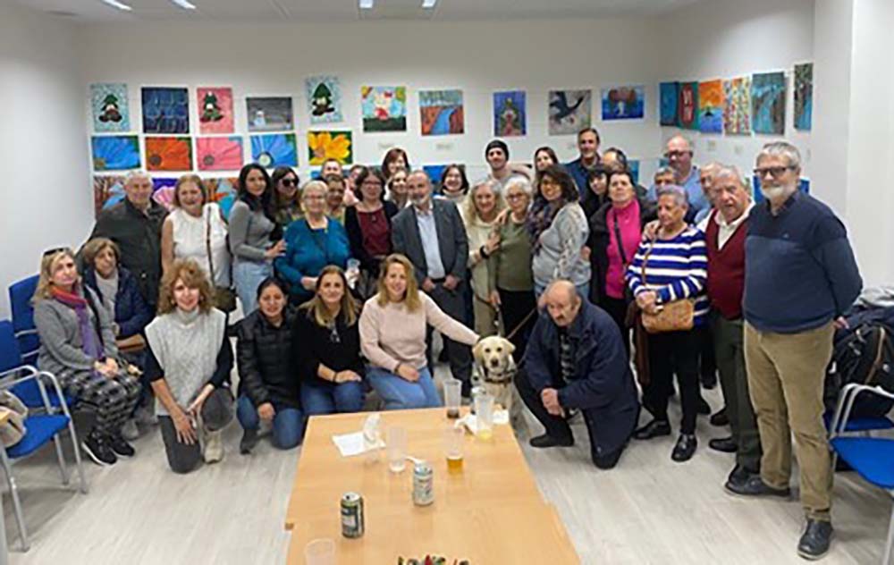 Foto de familia de los asistentes a la exposición