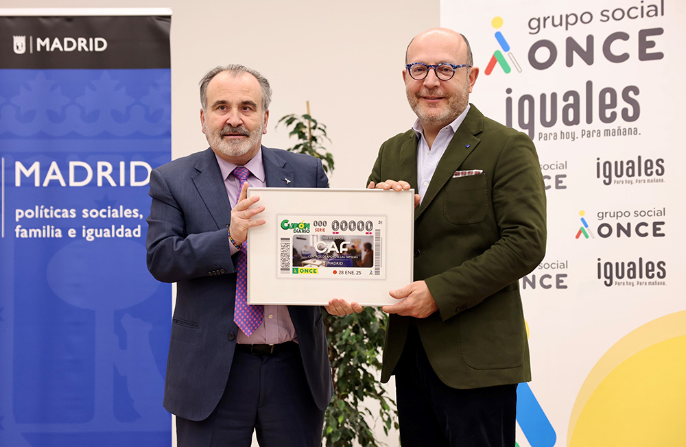 Luis Natalio Royo y José Fernández posan con la lámina del cupón