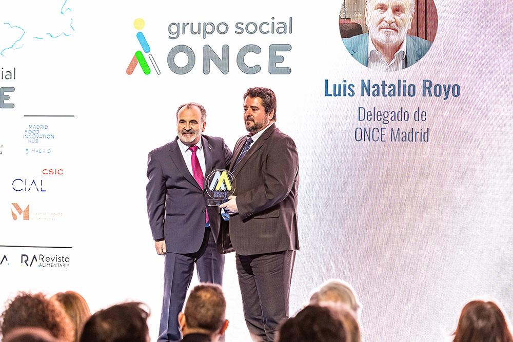 Luis Natalio entrega el galardón a Gregorio Martínez