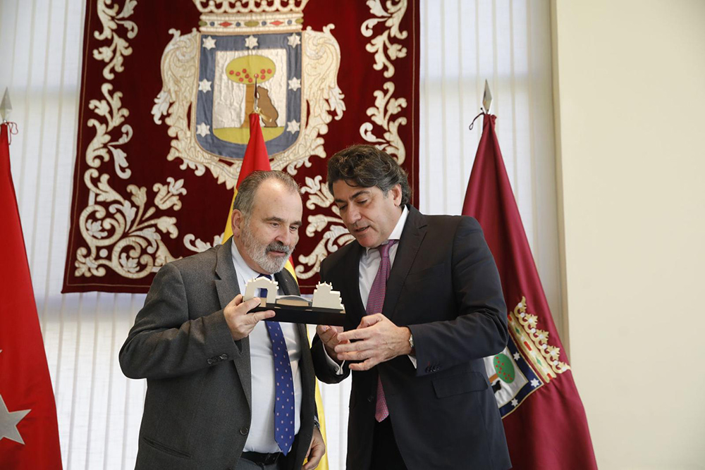 Luis Natalio Royo recoge el galardón de manos de David Pérez