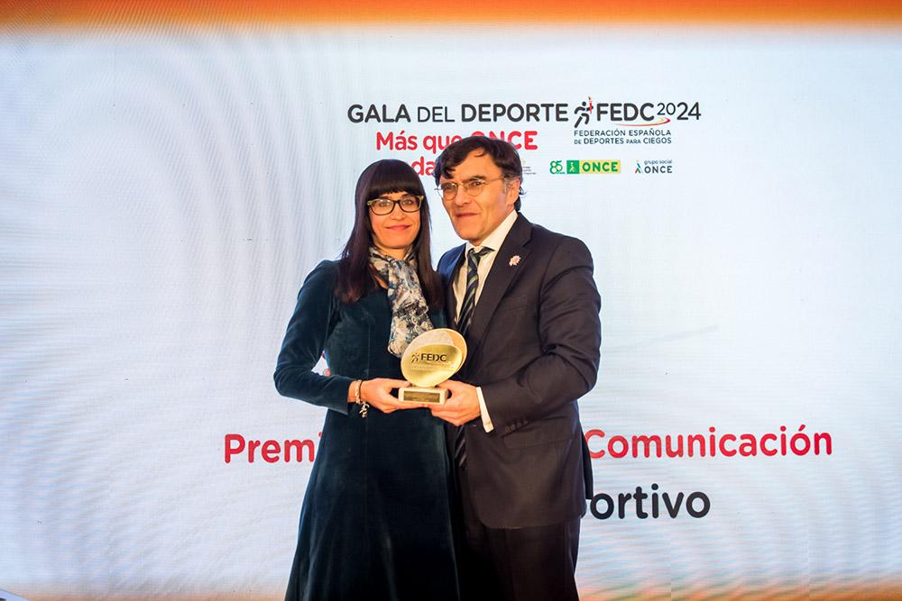Entrega del galardón a Mundo Deportivo