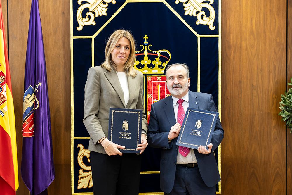 La alcaldesa y el delegado posan con el ejemplar del convenio