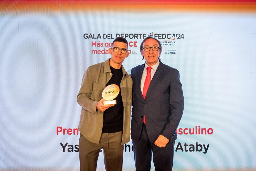Yassine Ouhdadi recoge el galardón