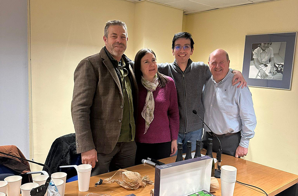 Foto de familia de los participantes en la tertulia