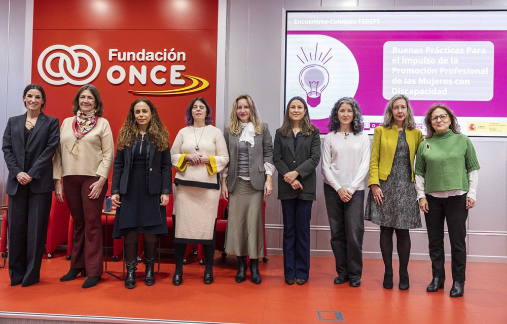 Foto de familia de las participantes en la jornada