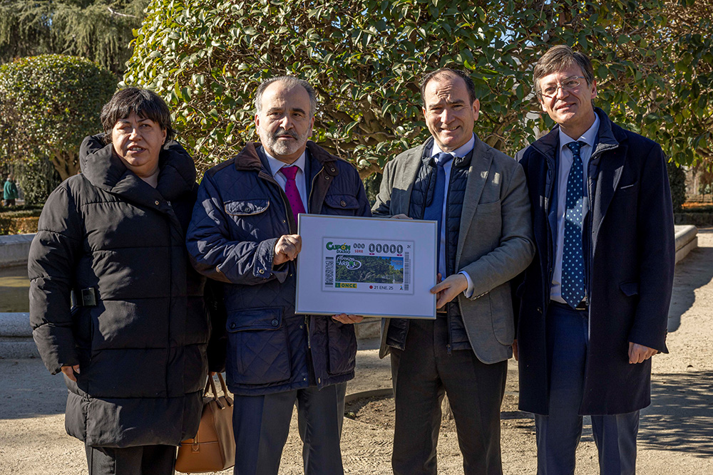Foto de familia de los participantes en la presentación del cupón