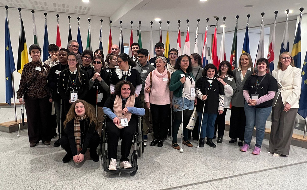 Foto de familia del grupo de estudiantes visitantes