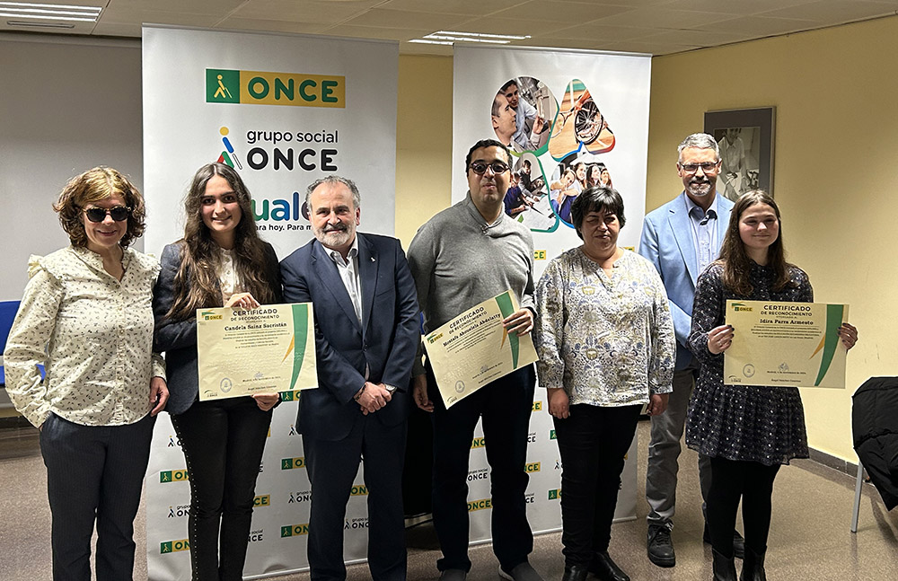 Foto de familia de los participantes en la entrega de los diplomas
