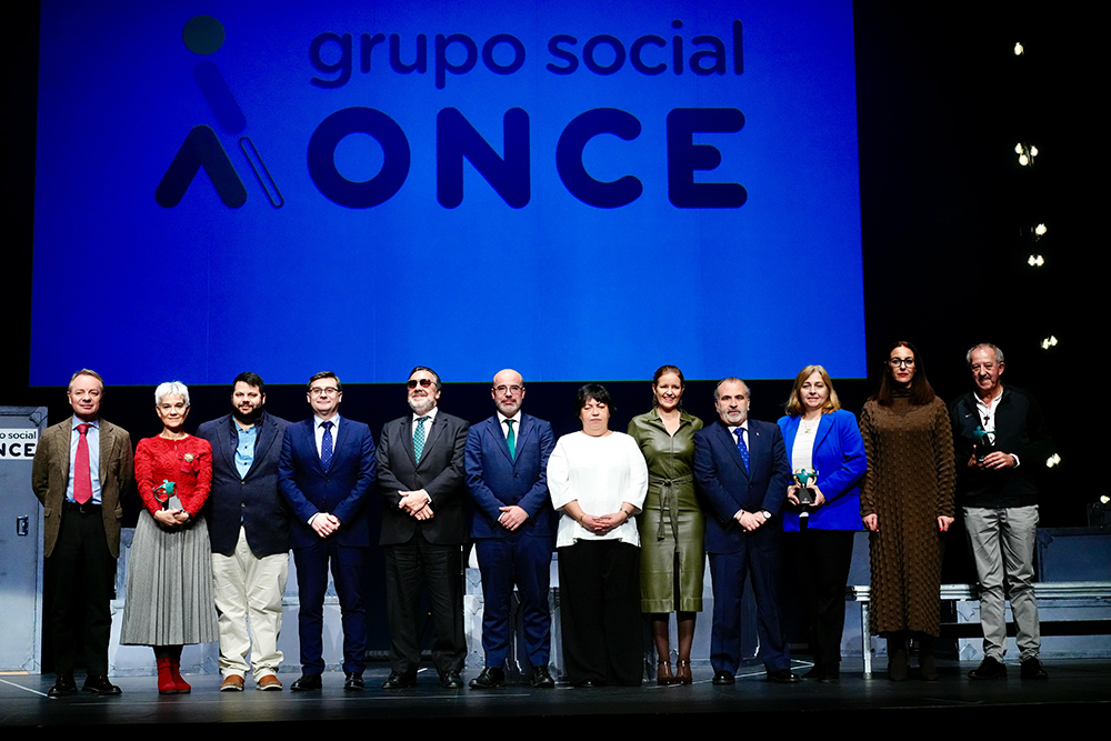 Foto final de familia de los Premios Solidarios Comunidad de Madrid 2024