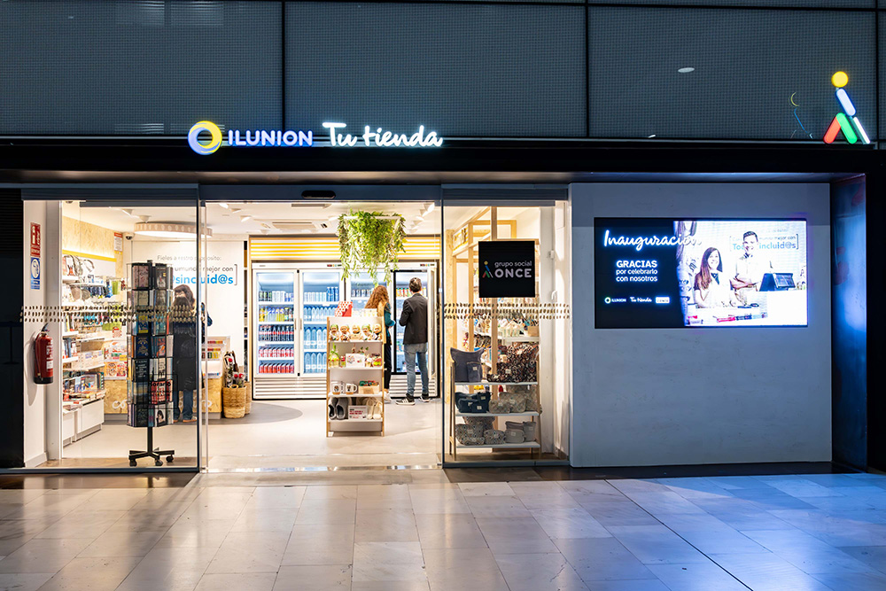 Entrada de la tienda Ilunion en el Rey Juan Carlos