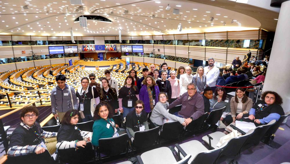 Foto de los chavales en el Parlamento Europeo