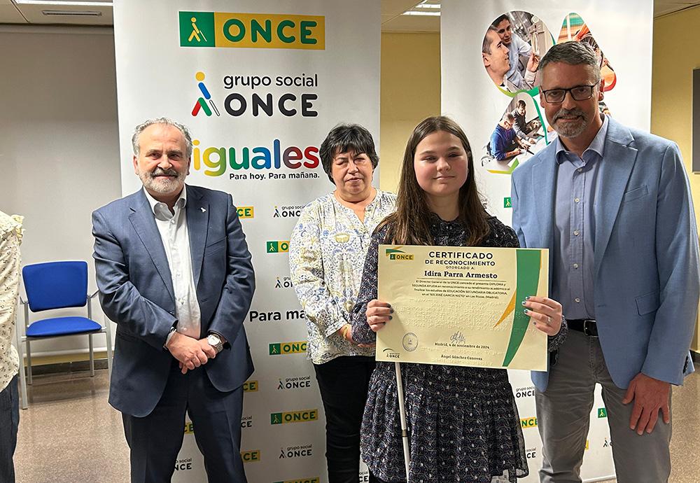 Entrega del diploma a Idira Parra