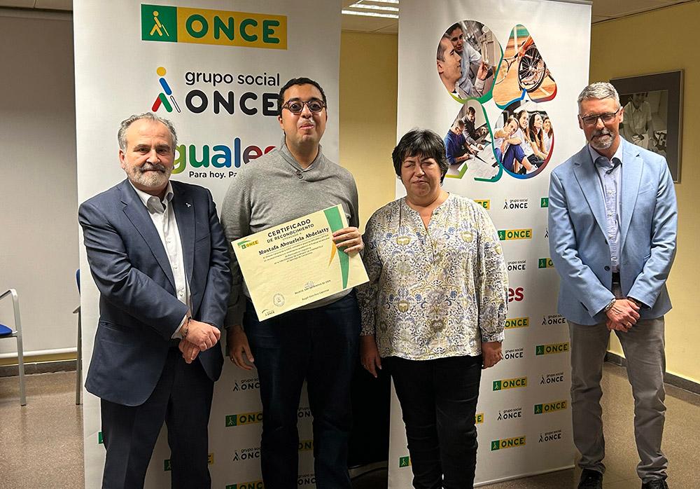 Entrega del diploma a Mostafa Abouelela