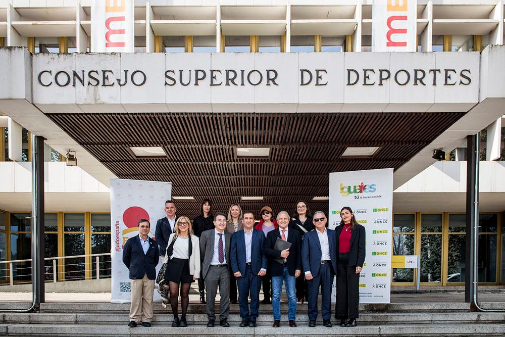 Foto de familia de todos los asistentes a la firma del convenio