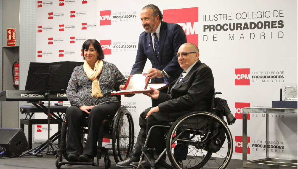 Mayte Gallego y Óscar Moral recogen el galardón (Foto: Carlos Berbell/Confilegal)