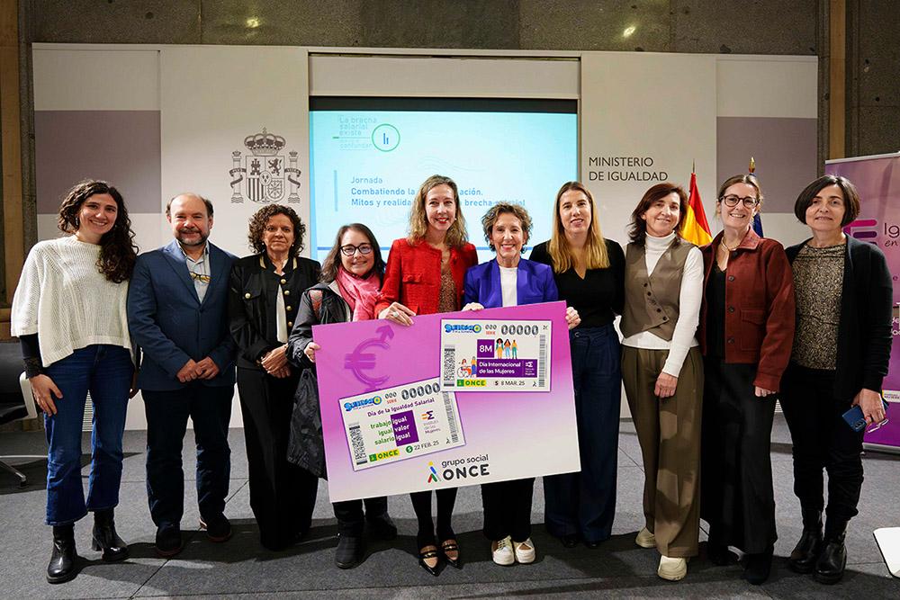 Foto de familia de todos los participantes en la presentación de los cupones