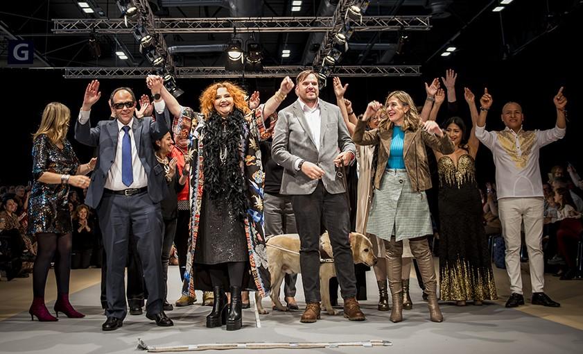 Diseñadores y responsables de la ONCE tras el desfile