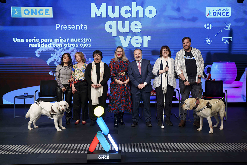Foto de familia de todos los participantes en la presentación de Mucho que ver en Madrid