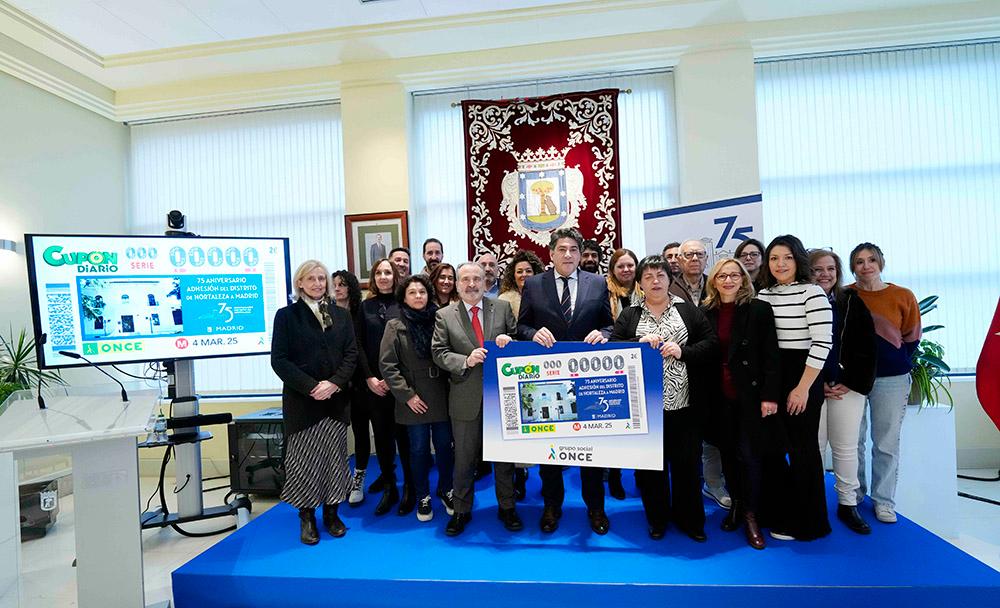 Foto de familia de los asistentes a la presentación