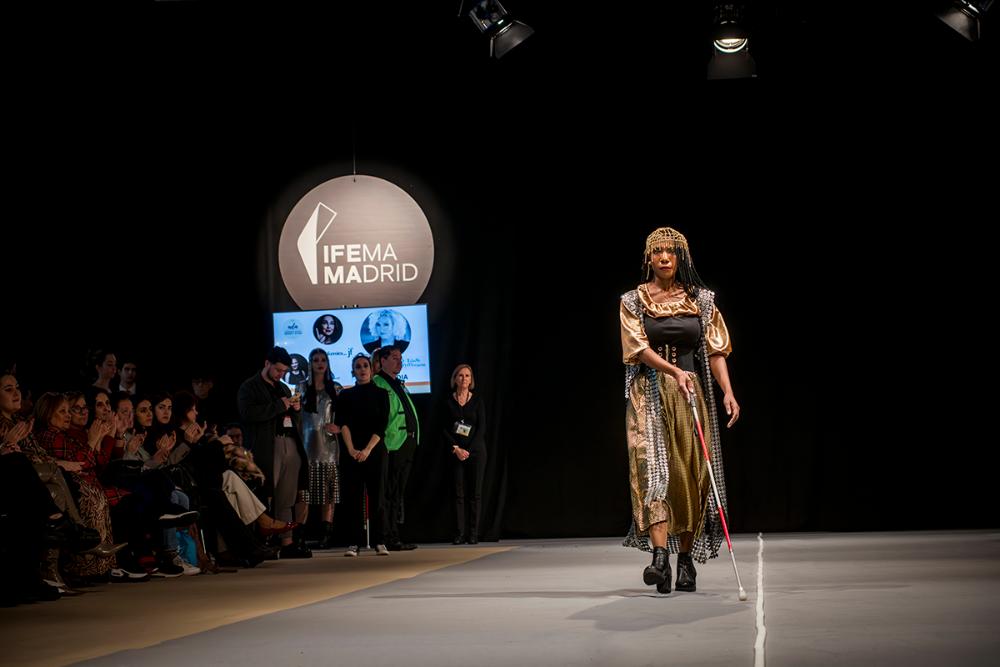 Una modelo sordociega sobre la pasarela