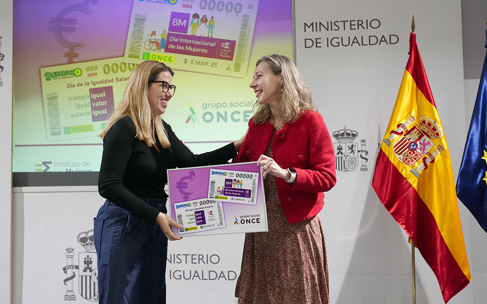 Patricia Sanz entrega a Cristina Hernández la lámina con los cupones