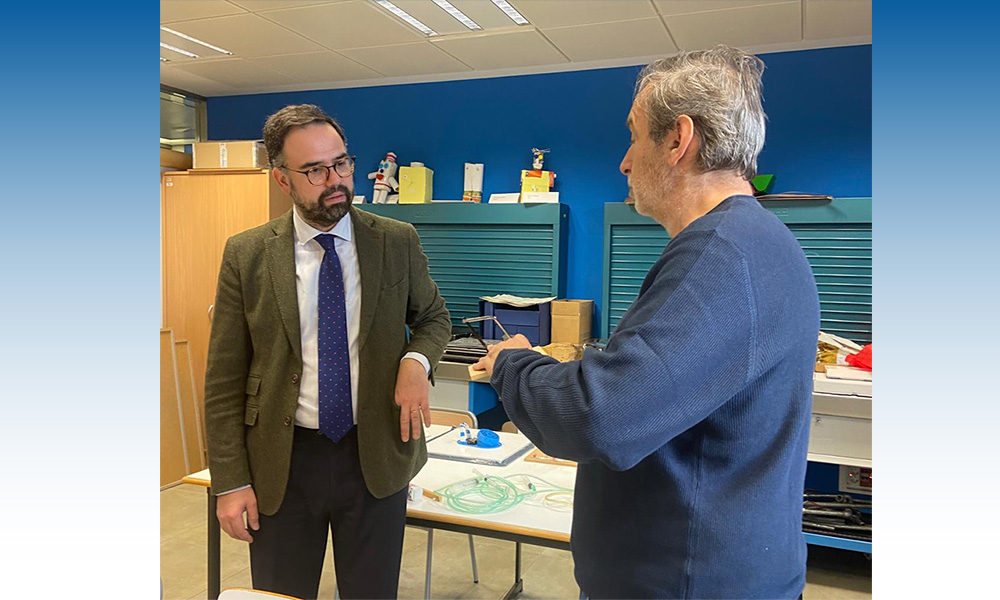El director general con uno de los profesores del CRE en un momento de la visita