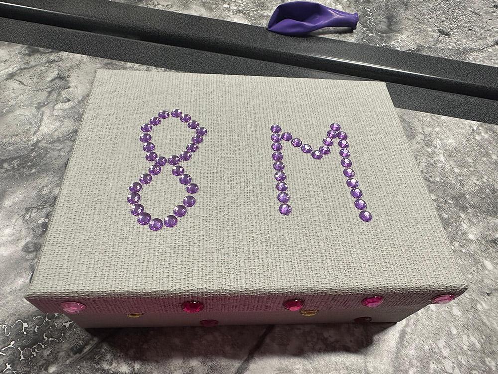 Una caja bordada con el 8M