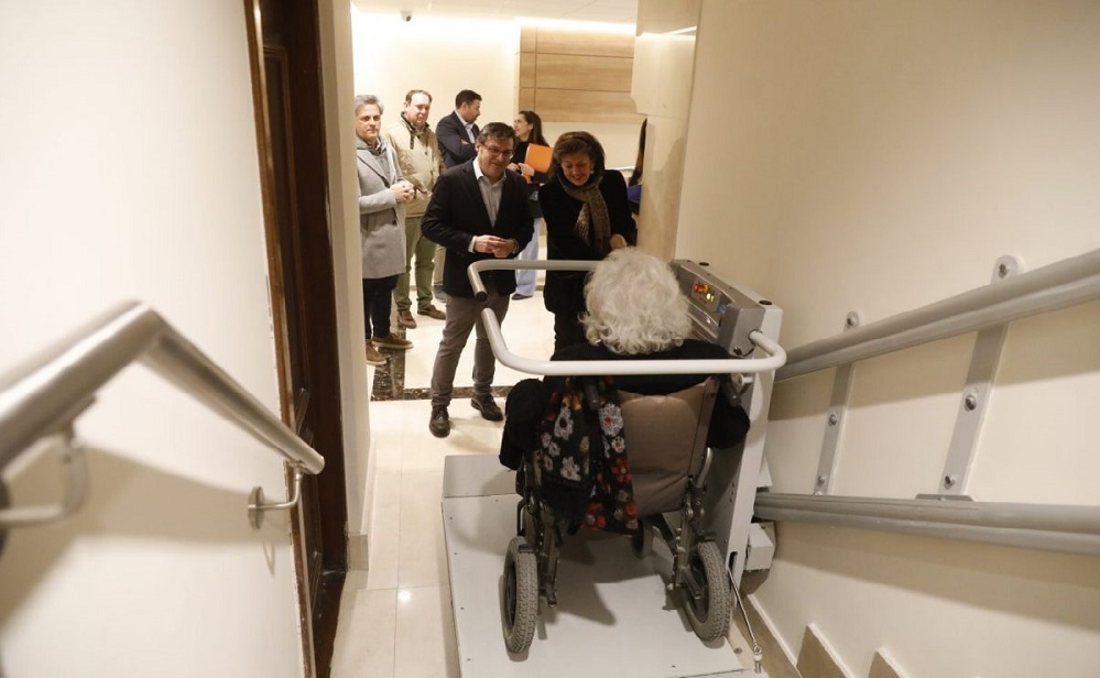 Una mujer en un salvaescaleras | Foto de Ayuntamiento de Madrid