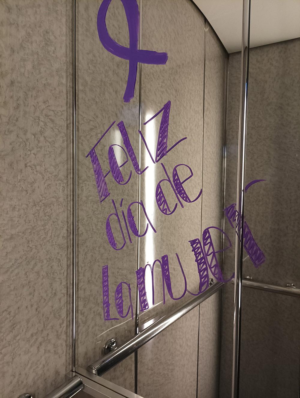 Uno de los mensajes escrito en el espejo de los ascensores
