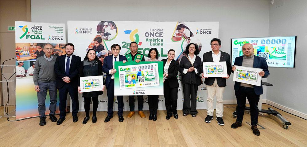 Foto de familia de los participantes en la presentación