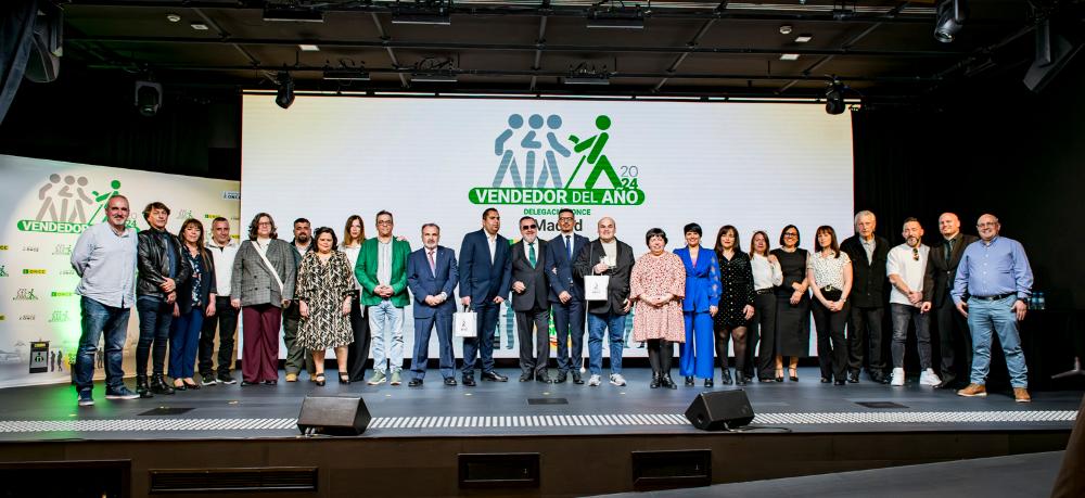 Foto de familia de todos los vendedores galardonados y las autoridades