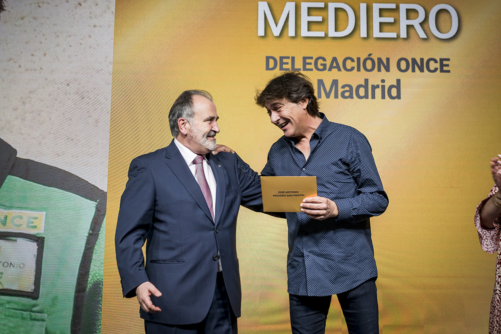 José Antonio recoge el galardón de manos del delegado