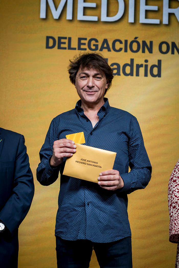 José Antonio posa con su cupón