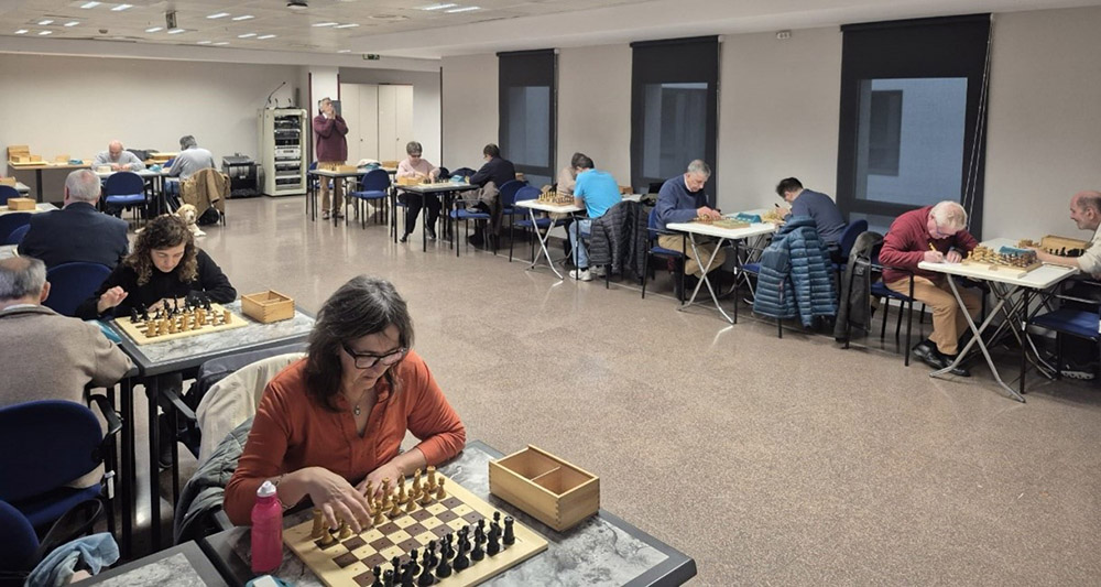 Ajedrecistas compitiendo en un momento del torneo