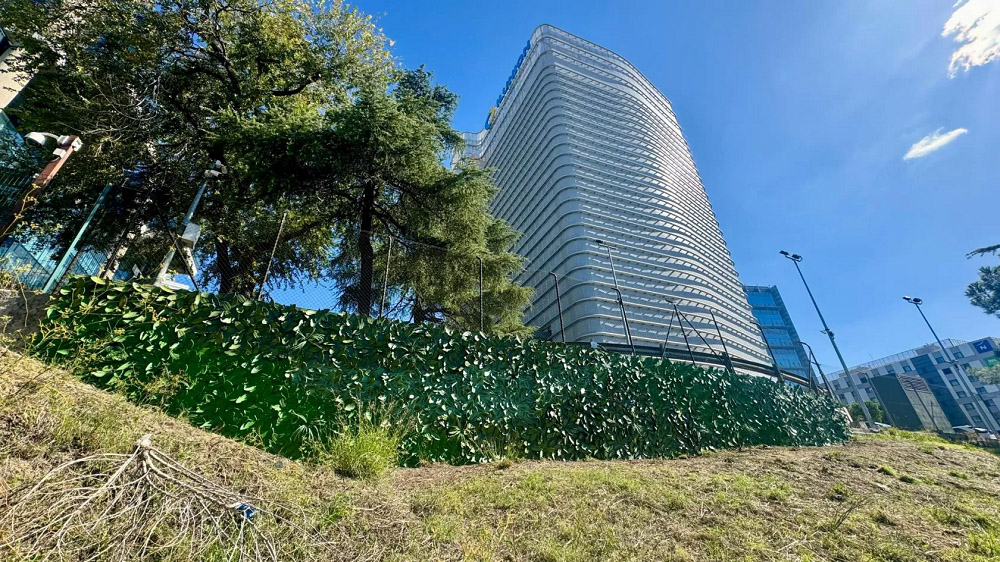 Valla descontaminante instalada en el jardín