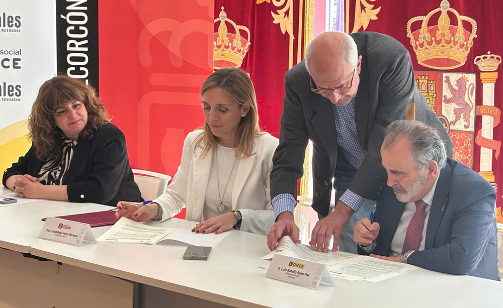 Momento de la firma del convenio entre el delegado y la alcaldesa